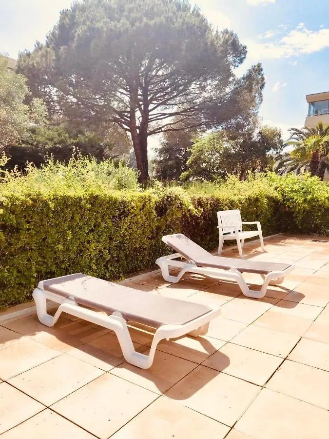 Mandelieu Grand Studio Avec Piscine Et Proche De La Mer